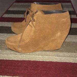 Dolce Vita Suede invisible wedge Booties Sz 8M 😘